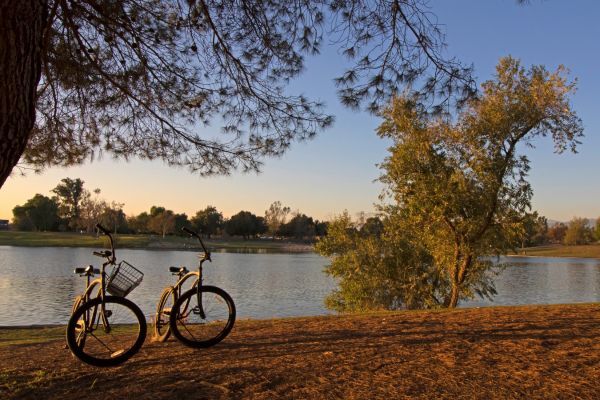 Elektromos kerékpárral a tó körül: Magyarország varázslatos vízpartjai két keréken