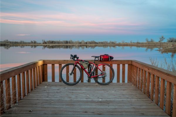 Elektromos kerékpárral a tó körül a stégen